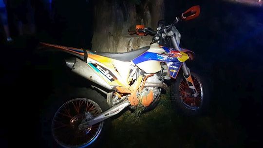 Wypadek w Jasionce. 18-latek kierujący motocyklem pod wpływem alkoholu i bez uprawnień. Pasażer walczy o życie