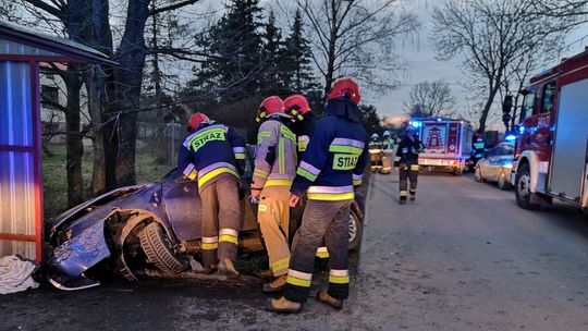 Wypadek w Kopytowej. Uderzyli seatem w betonowy przepust