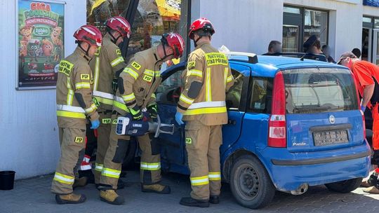 Wypadek w Korczynie. Samochód wbił się w budynek
