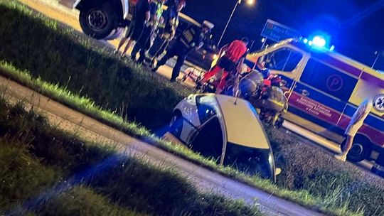 Wypadek w Krościenku Wyżnym. Osobówka wjechała do rowu, dwie osoby ranne