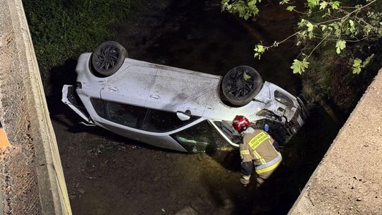 Wypadek w Lubatówce. Samochód w rzece, poszkodowanych 5 młodych osób