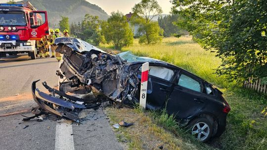 Wypadek w Tylawie. Dwie osoby ranne po czołowym zderzeniu