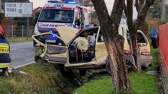 Wypadek w Zręcinie na Karpackiej. W akcji ratunkowej również załoga śmigłowca