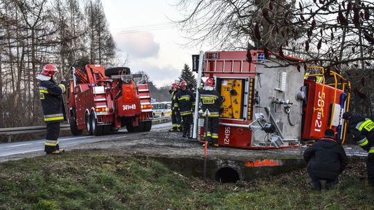 Wypadek wozu bojowego ze Strzyżowa. JRG Krosno wezwane do pomocy