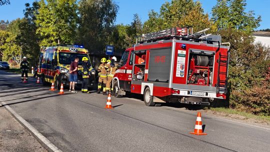Wypadek z udziałem motocykla w Szklarach. Poszkodowana jedna osoba
