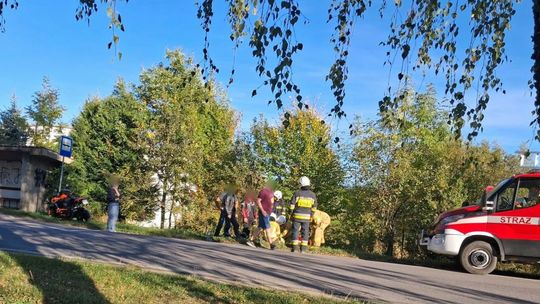 Wypadek z udziałem motocykla w Szklarach. Poszkodowane dwie osoby