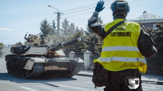 Wzmożony ruch wojskowych kolumn. Apel o ostrożność na drogach