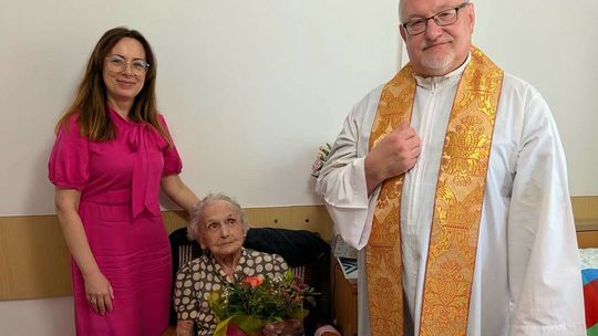 Wzruszające 102. urodziny Pani Leokadii. Msza Święta, tort i życzenia od bliskich