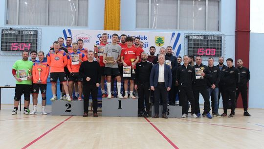 XIV Zakładowy Turniej Halowej Piłki Nożnej o Puchar Przechodni Burmistrza Gminy Jedlicze XIV Zakładowy Turniej Halowej Piłki Nożnej o Puchar Przechodni Burmistrza Gminy Jedlicze