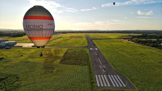 XXI Górskie Zawody Balonowe w Krośnie. Piątkowe loty i nocny pokaz balonów