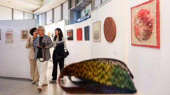 Artyści z całego Świata w Krośnie. Przyciąga ich tutaj dziedzictwo lnu i prestiżowe biennale