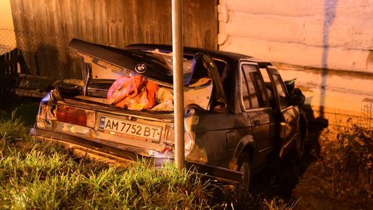 Zablokowana DK28. BMW uderzyło w budynek
