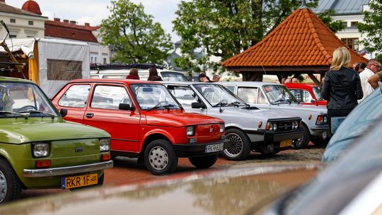 Zabytkowe auta i motocykle na Rynku. Tak wygląda Wieczorne Spotkanie Klasyków [ZDJĘCIA]
