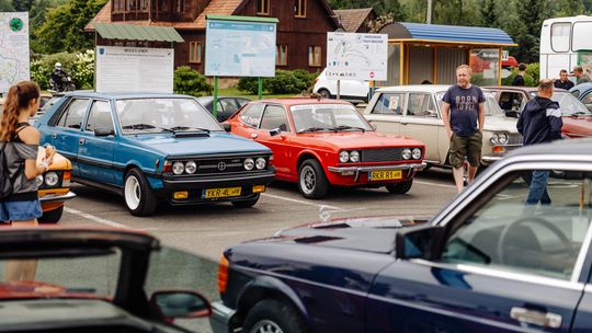 Zabytkowe pojazdy przyciągnęły miłośników motoryzacji. Zlot w Czarnorzekach [ZDJĘCIA]