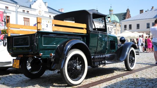 Zabytkowe samochody na zabytkowym rynku Krosna. Który z nich wygrał konkurs elegancji?