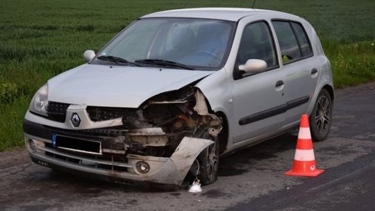 Zakończył jazdę w rowie. Zderzenie dwóch pojazdów na DW 889