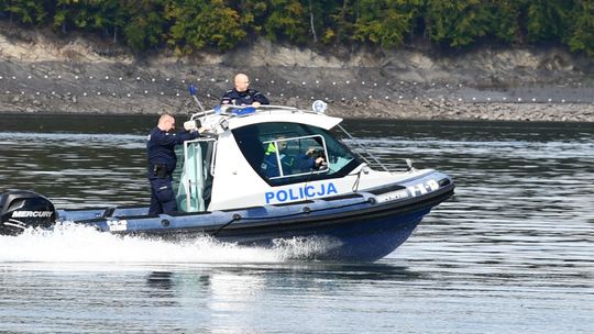 Załamanie pogody nad Soliną. Policjanci ratowali członków załogi łodzi