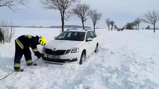 Zamiecie śnieżne. Na trasie Rymanów-Sieniawa w śniegu utknęło kilka samochodów