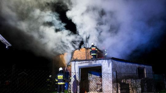 ŻARNOWIEC: Spłonął budynek gospodarczy