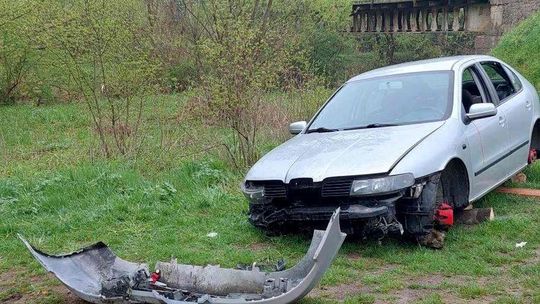 Żarnowiec. W zaparkowanym Seacie wybito szyby, skradziono m.in. koła i radio