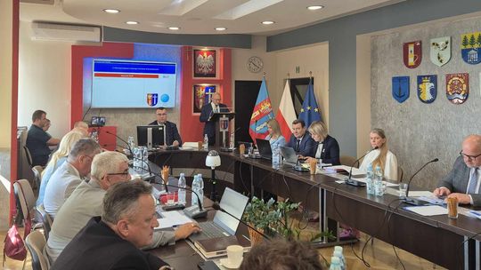Zarząd powiatu krośnieńskiego z absolutorium i wotum zaufania