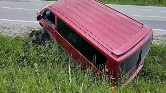 Zasnął za kierownicą i wjechał do rowu na DK19