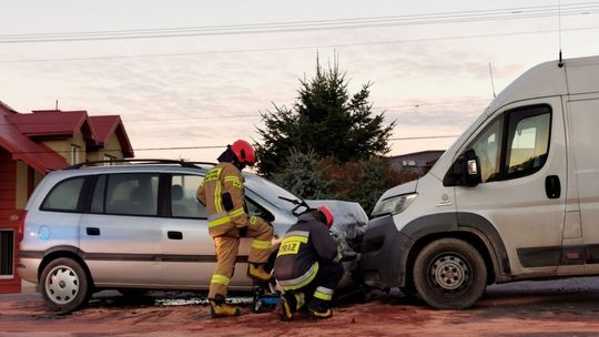 Zasnęła za kierownicą. Zderzenie osobówki i busa w Korczynie