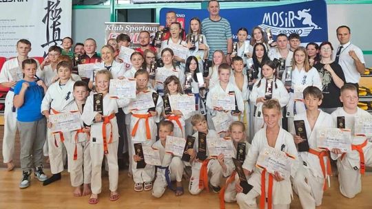 Zawodnicy Krośnieńskiego Klubu Kyokushin Karate po raz trzynasty wywalczyli drużynowe Mistrzostwo Podkarpacia