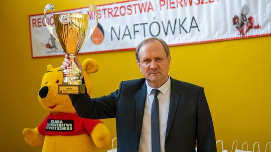 Zbigniew Moskal, nauczyciel krośnieńskiej "Naftówki", uhonorowany tytułem "Profesor Oświaty"