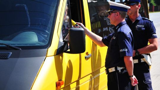 Zbliżają się ferie zimowe. Policjanci będą kontrolować autobusy i kierowców
