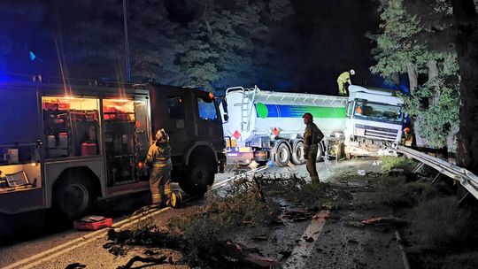 ? Zboiska. Cysterna zablokowała DK19. Kierowca nie mógł sam opuścić kabiny
