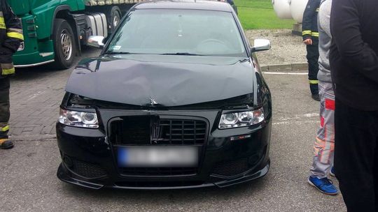 ZBOISKA: Zderzenie audi i ciężarówki na stacji paliw