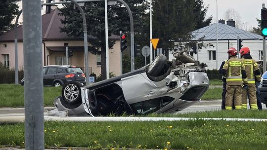 Zdarzenie drogowe na Bieszczadzkiej. Jeden z pojazdów na dachu
