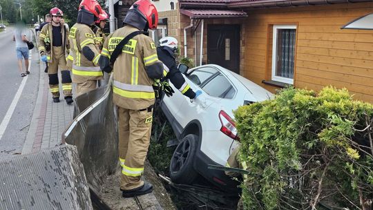 Zdarzenie drogowe w Iwoniczu na Długiej. Samochodem wjechał w dom