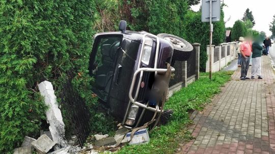 Zdarzenie drogowe w Łężanach. Auto na boku, wewnątrz trójka dzieci