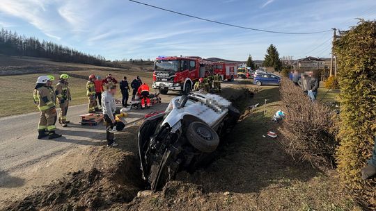 Zdarzenie drogowe w Niebocku. Bus wjechał do rowu