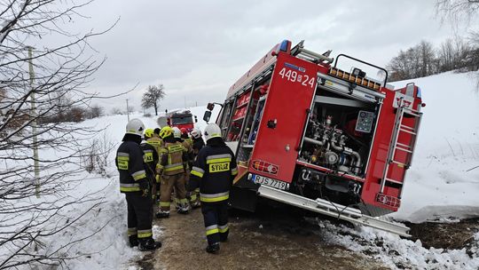 Wóz strażacki zsunął się do rowu. W akcji Megacity JRG Krosno