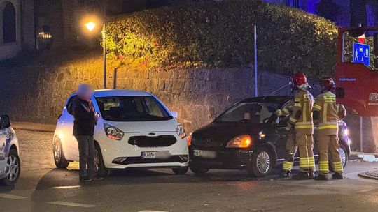 Zdarzenie dwóch samochodów na skrzyżowaniu w Krośnie