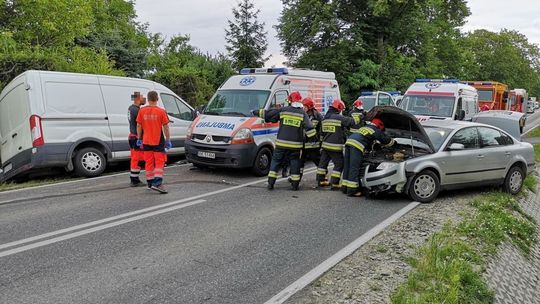 Zderzenie 3 samochodów w Ustrobnej. Dwie osoby trafiły do szpitala
