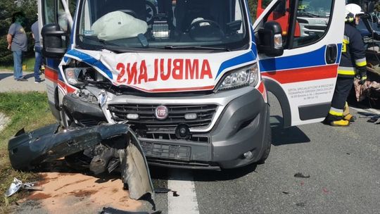 Zderzenie ambulansu i osobówki. DK19 zablokowana