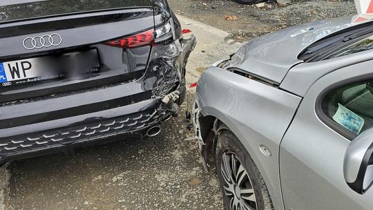 Zderzenie Audi i Peugeota na granicy Wietrzna i Zboisk