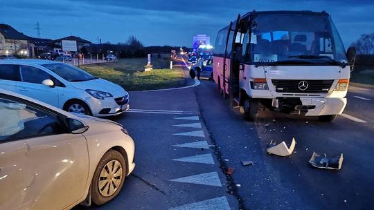 Zderzenie autobusu i dwóch osobówek na DK28