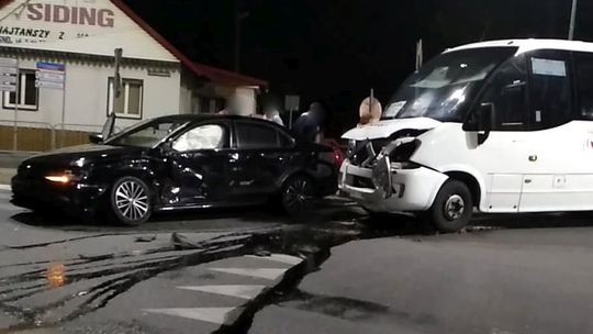 Zderzenie autobusu i osobówki na skrzyżowaniu DK28 i DK19