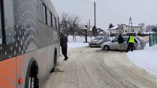 Zderzenie autobusu z osobówką, przewrócona przyczepa. Seria kolizji związanych z pogodą
