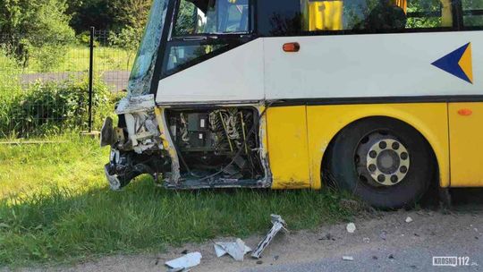Zderzenie autobusu z osobówką w Desznicy