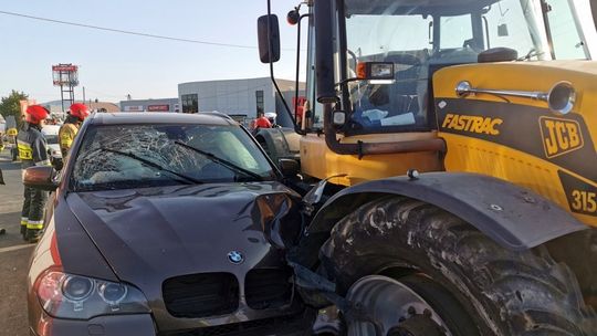 Zderzenie BMW i ciągnika z przyczepą na remontowanym odcinku DK28