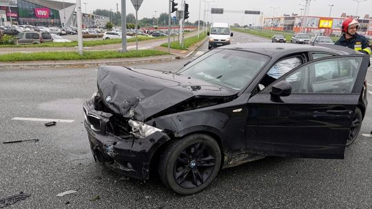 Zderzenie BMW i Suzuki na DK28 przy VIVO. Kto zawinił?