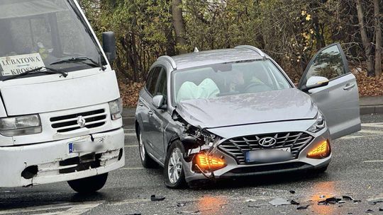Zderzenie busa z samochodem osobowym na Niepodległości