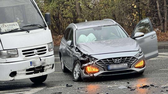 Zderzenie busa z samochodem osobowym na Niepodległości