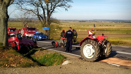 ? Zderzenie ciągnika rolniczego z fiatem na DW993. Trzy osoby ranne